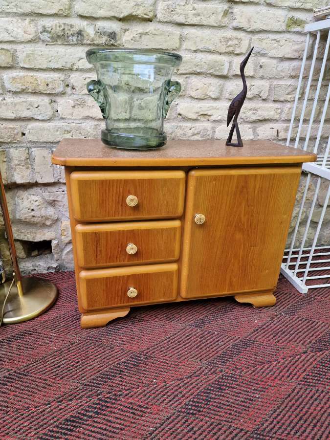 Vintažinė mid century medžio masyvo spintelė - nuotraukos Nr. 25