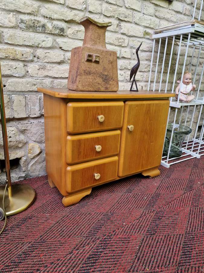 Vintažinė mid century medžio masyvo spintelė - nuotraukos Nr. 26