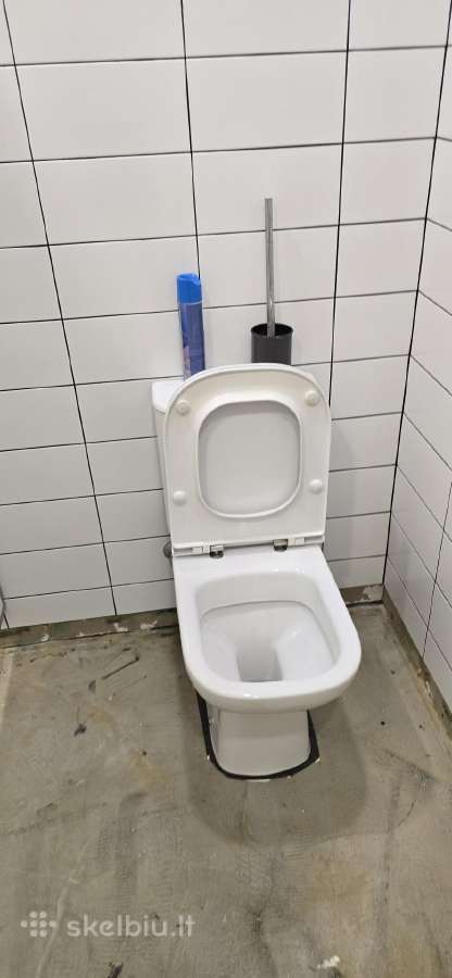 Klozetas su bakeliu ir dangčiu