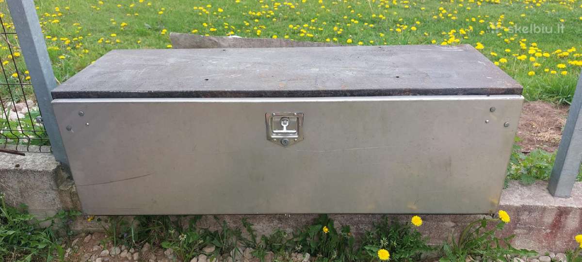Krovininio automobilio daiktadeze ,irankiu deze