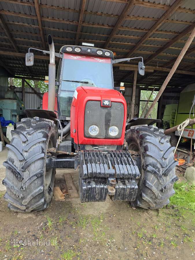 Parduodama žemės ūkio technika