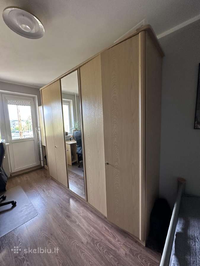 Didelė drabužių spinta su veidrodžiu