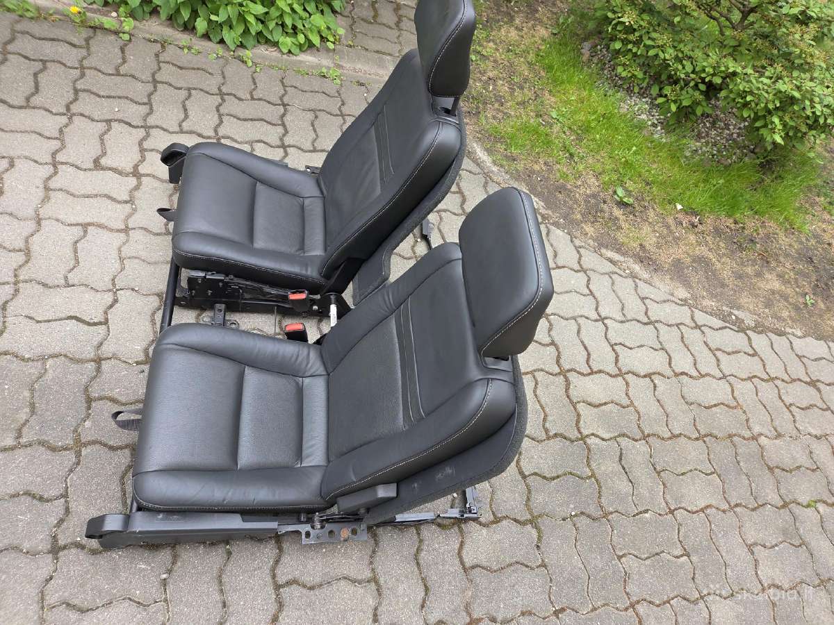 Juodos odinės Volvo XC 90 sėdynės - nuotraukos Nr. 4