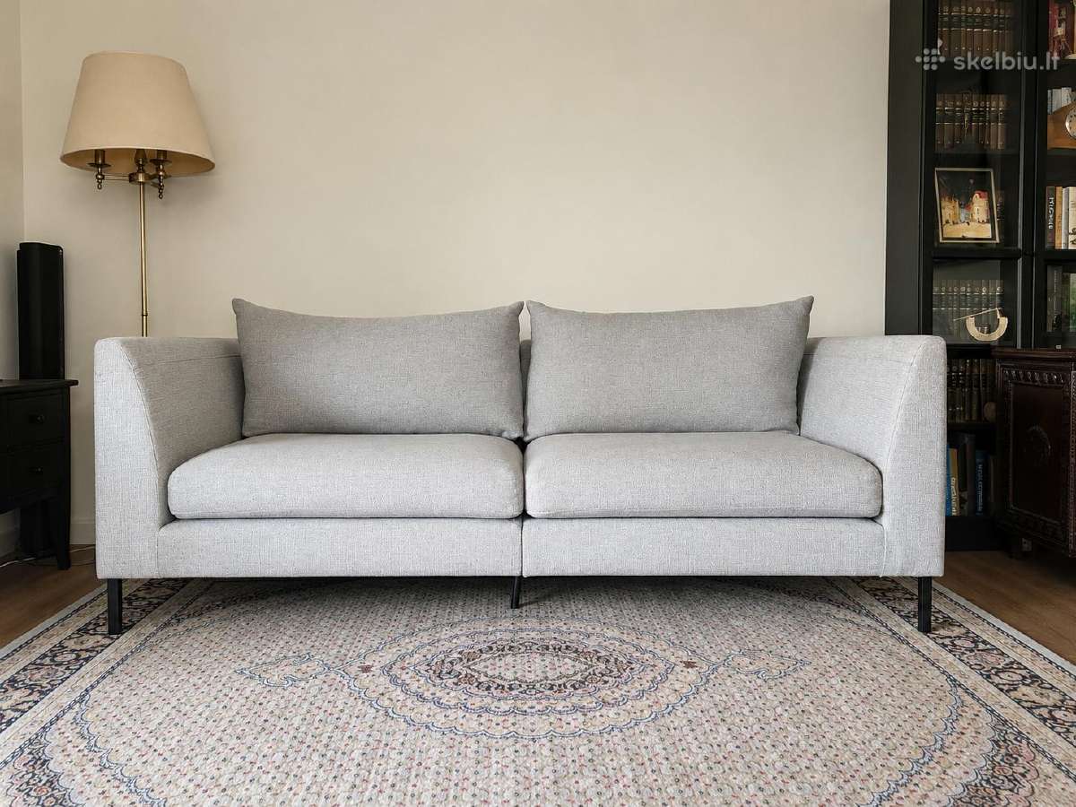 Pilka Pohjanmaan sofa, patogi, prižiūrėta