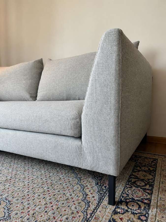 Pilka Pohjanmaan sofa, patogi, prižiūrėta