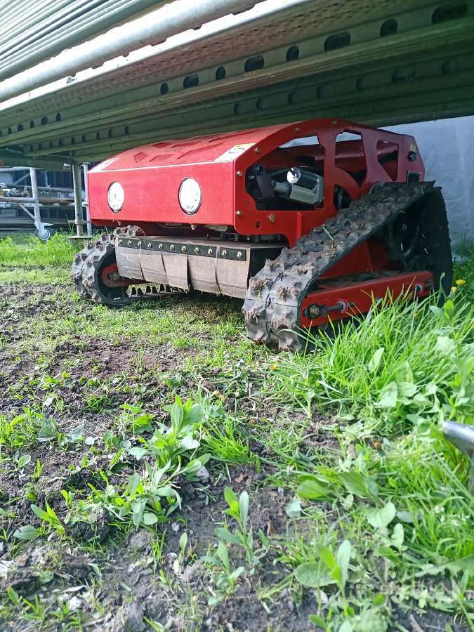 Žoliapjove aukštai žolei robotas