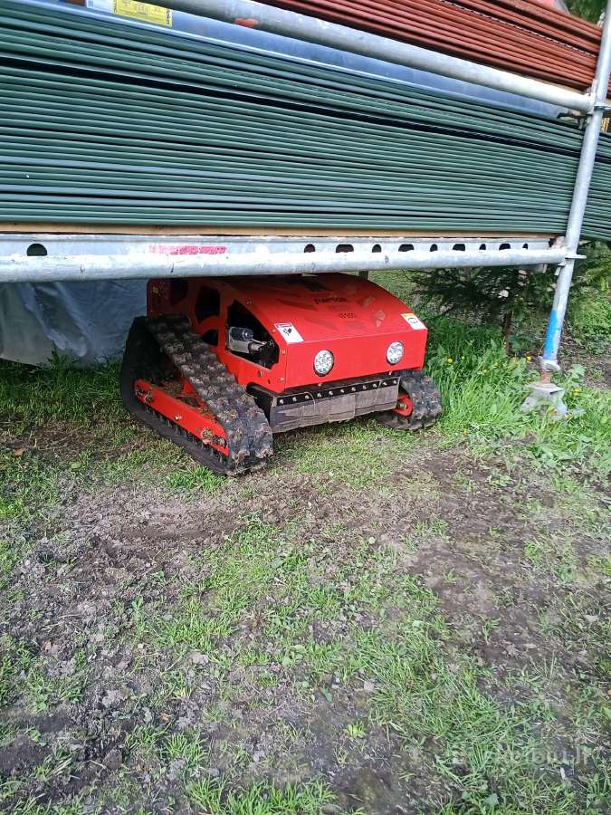 Žoliapjove aukštai žolei robotas