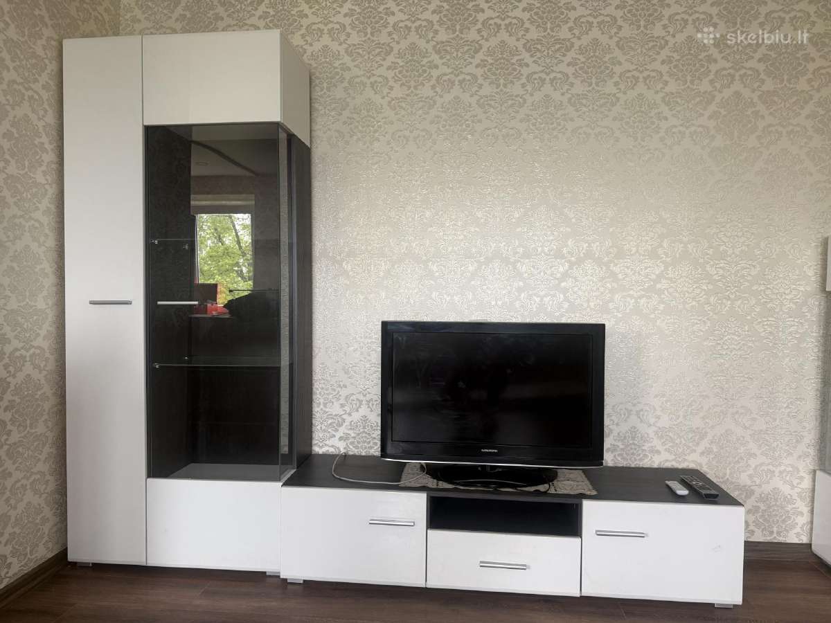 TV staliukas su spintelėmis ir lentyna