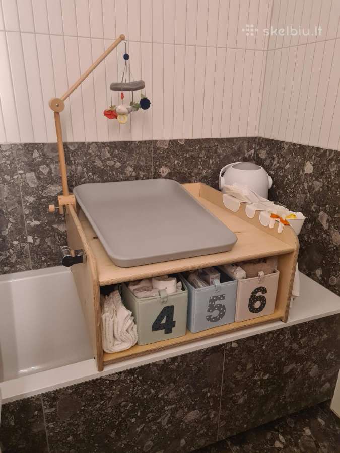Vystymo stalas ant vonios