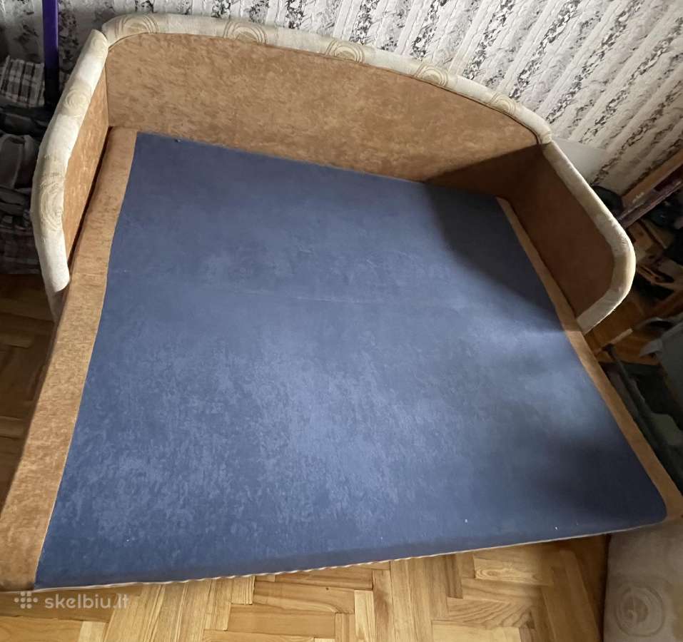 Išskleidžiama dvigulė sofa/lova su stalčiais viduj