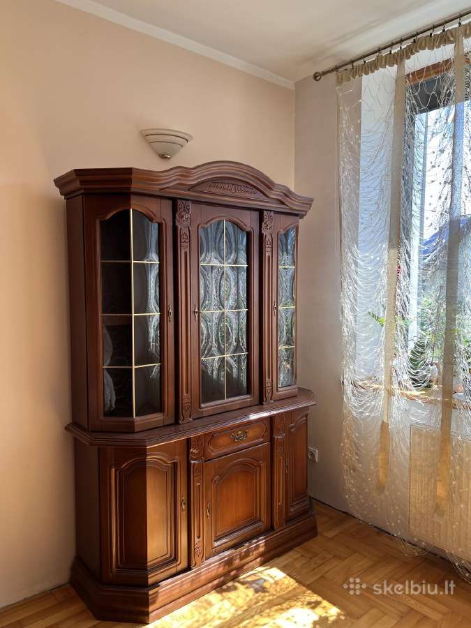 Klasikinė medinė vitrina su apšvietimu