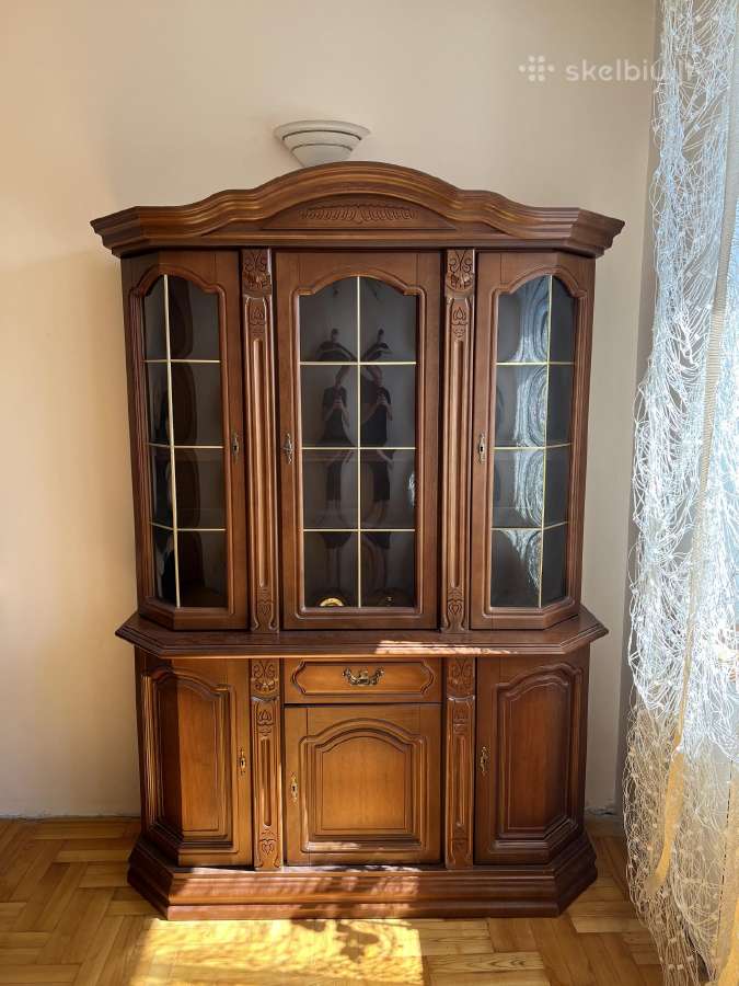 Klasikinė medinė vitrina su apšvietimu - nuotraukos Nr. 3