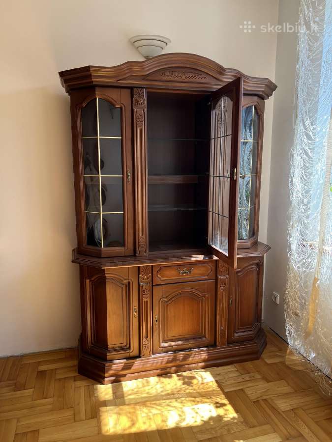 Klasikinė medinė vitrina su apšvietimu - nuotraukos Nr. 4