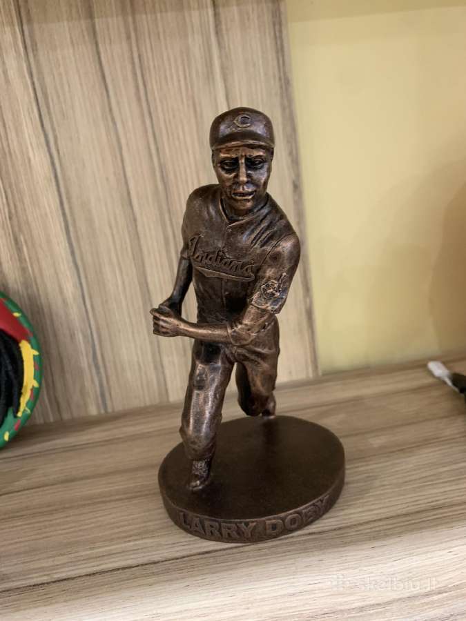 Statulele Larry Doby