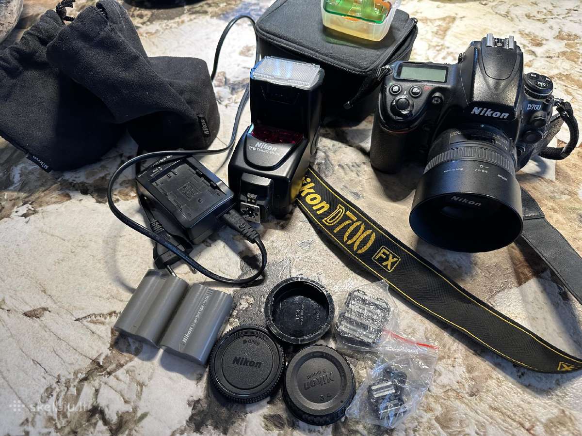 Nikon D700 + blykstės ir objektyvo komplektas