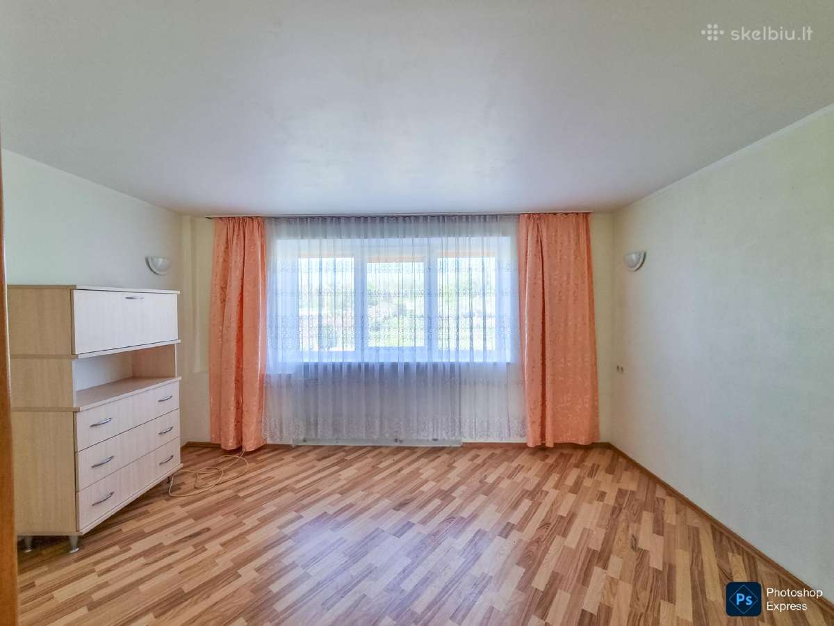 Butas per du aukštus ir ūkiniais pastatais