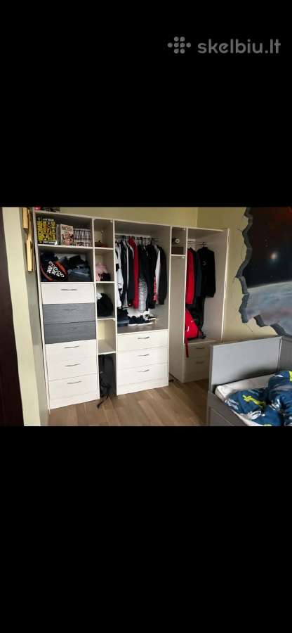 Paauglio kambario spinta su stalčiais