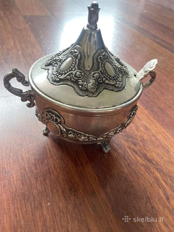 Senovinė sidabrinė cukrinė.