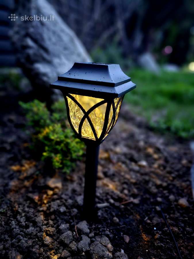 Saulės energija įkraunami sodo šviestuvai