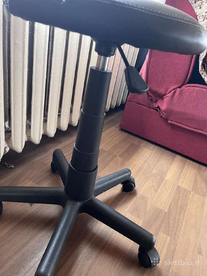 Kėdė su ratukais ir aukščio reguliavimo mechanizmu
