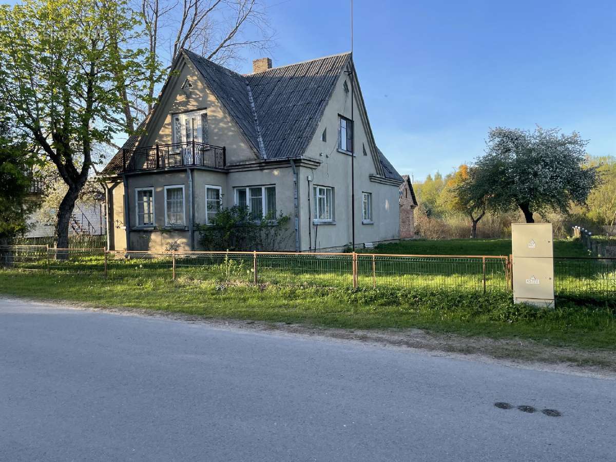 Namas Dauguose, domintų keitimas į butą Alytuje