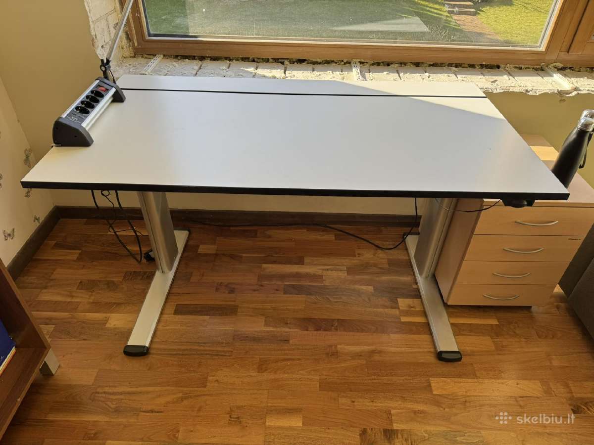 Biuro stalas su pakėlimo elektriniu mechanizmu