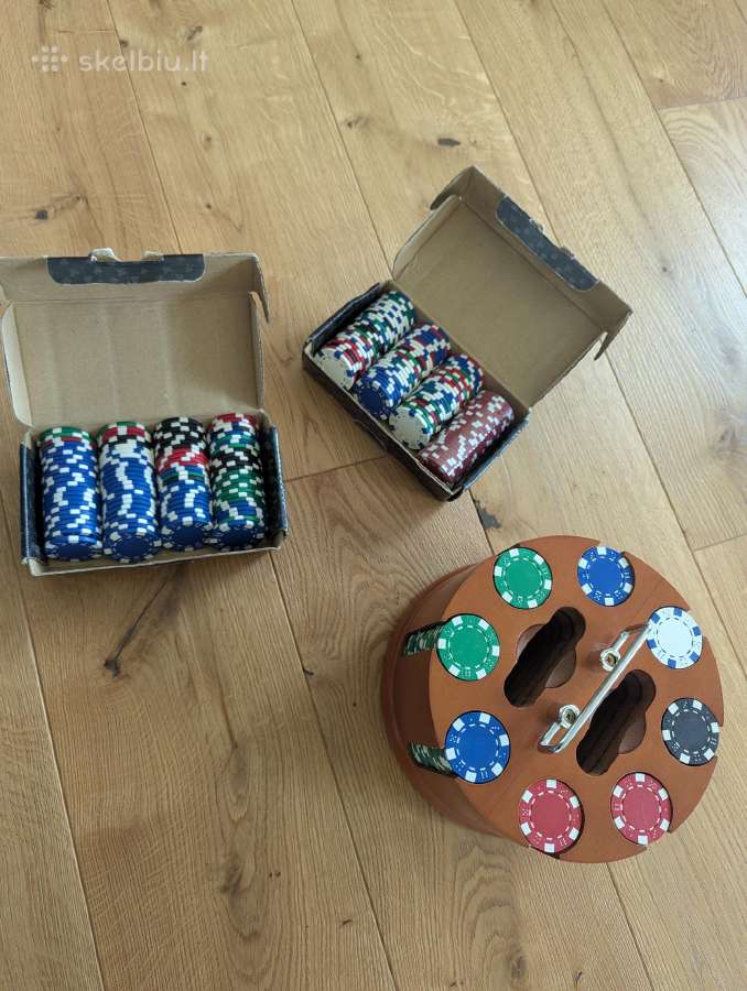Pokerio zetonai su stovu.