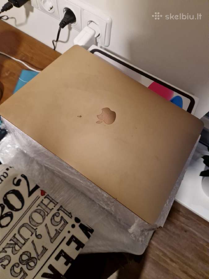 Apple MacBook su sudužusiu ekranu