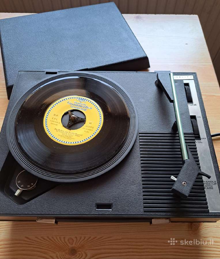 Vintage vinilinių plokštelių grotuvas.