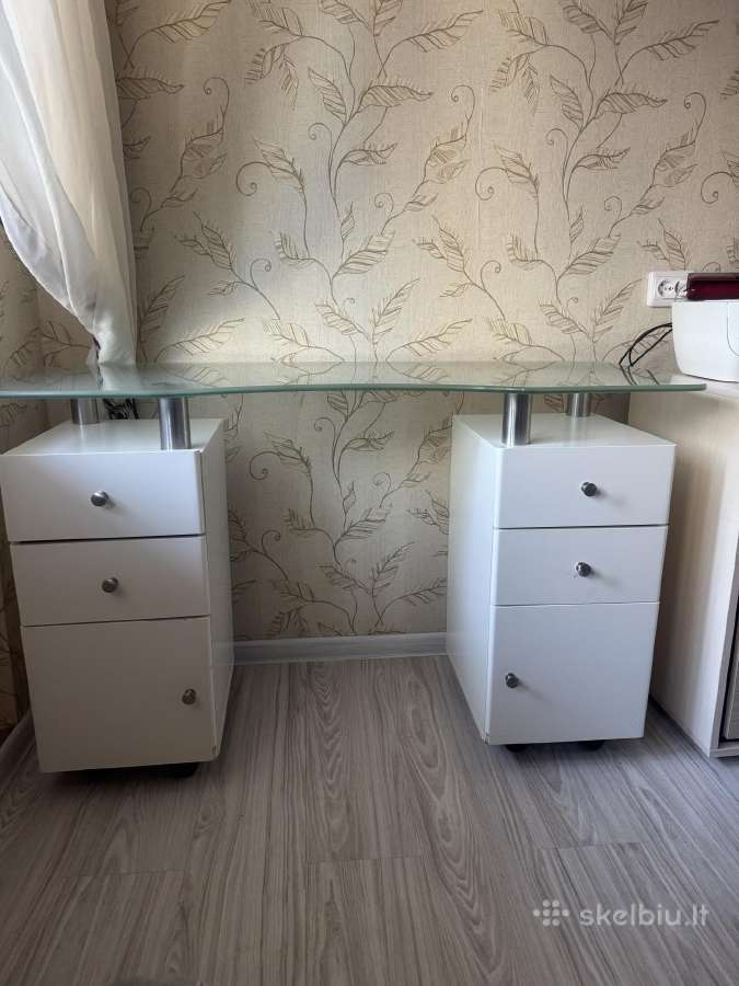 Stilingas ir kokybiškas manikiūro stalas su stikli