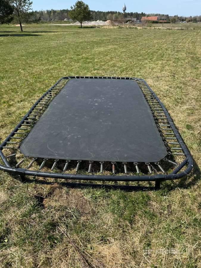 Į žemę įleidžiamas batutas