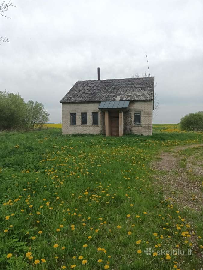 Tvirtas pastatas, buvusi pirtis