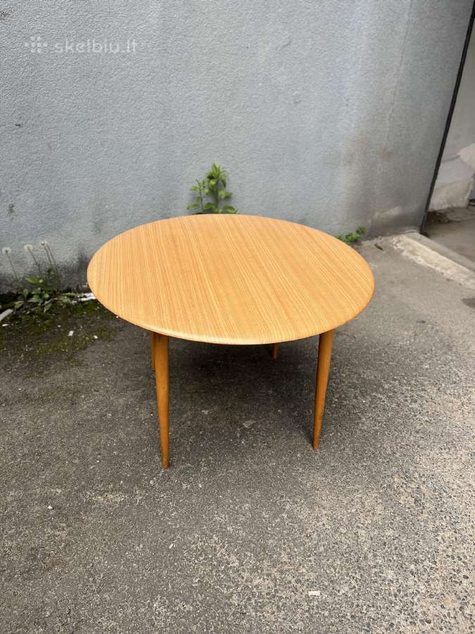 Mid-century st. staliukas