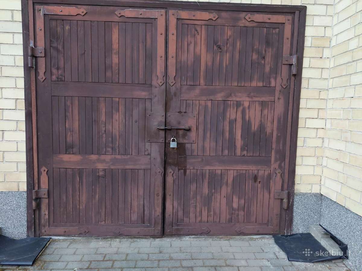 Tvirti mediniai garažo vartai 2,5x2,2 m gera būklė
