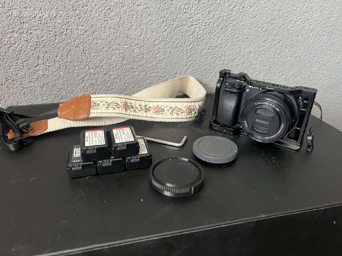 Sony A6300 + 16-50mm oss, 5 baterijos ir cage.