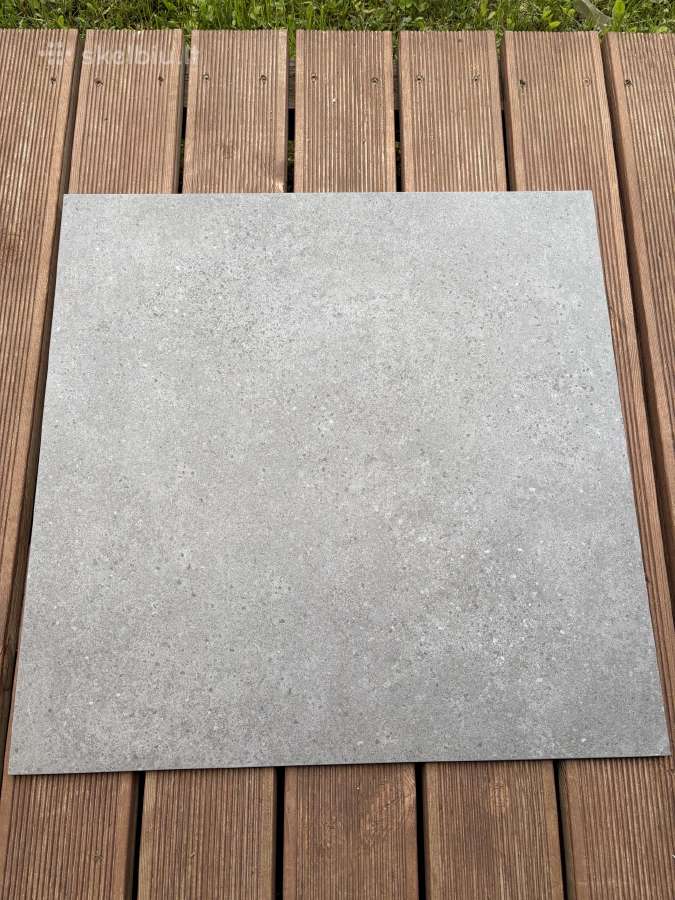 Akmens masės 60x60 pilkos plytelės. Viso 3,6 m2
