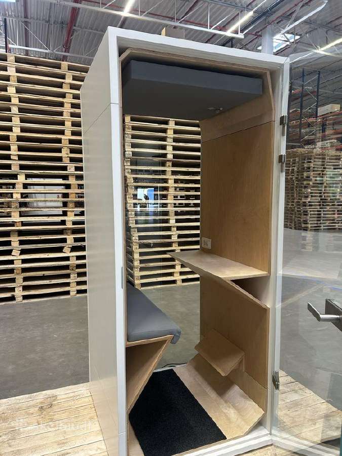 Akustinė kabina ir sofa biurui