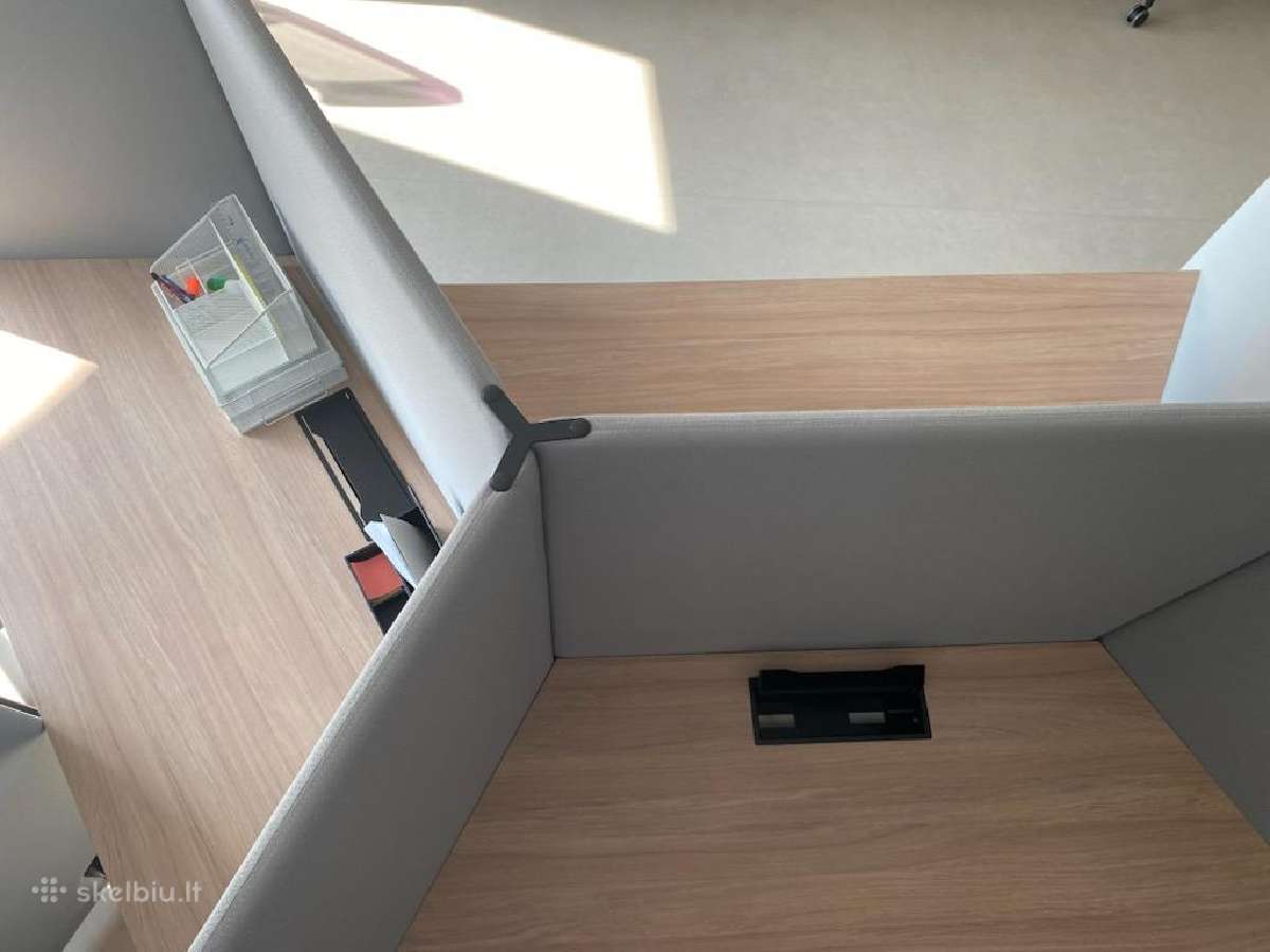 Trivietė darbo zona su pertvaromis