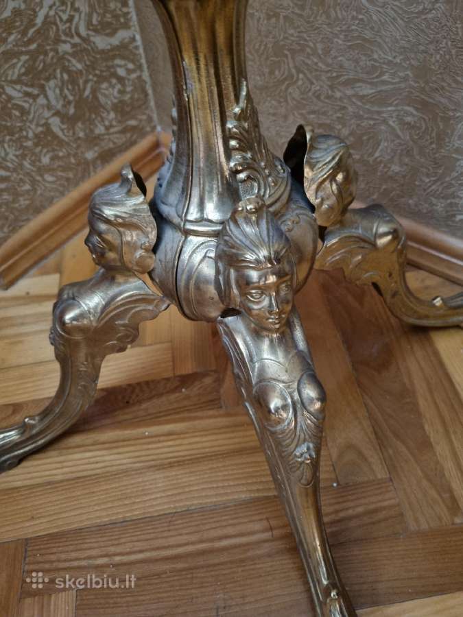 Onikso drabužių kabykla su bronza