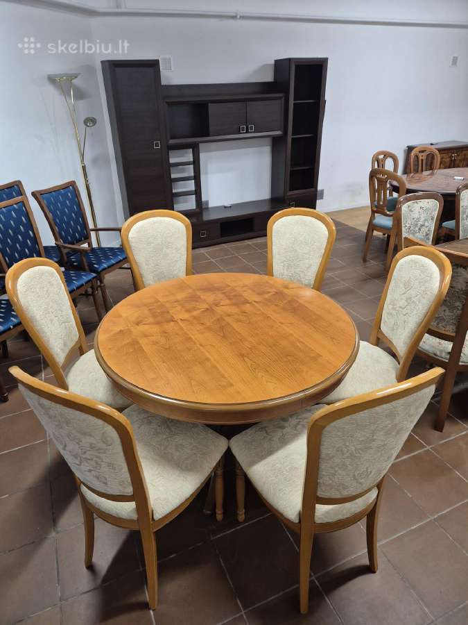 Itališkas medinis valgomojo stalas su kėdėmis