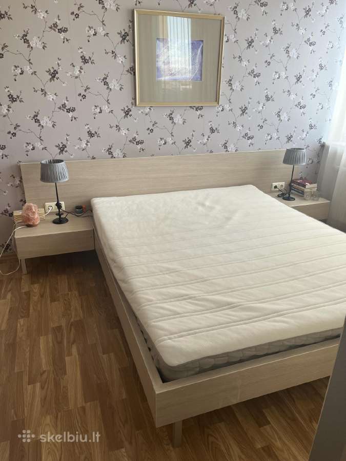 Miegamojo lova su integruotomis spintelėmis