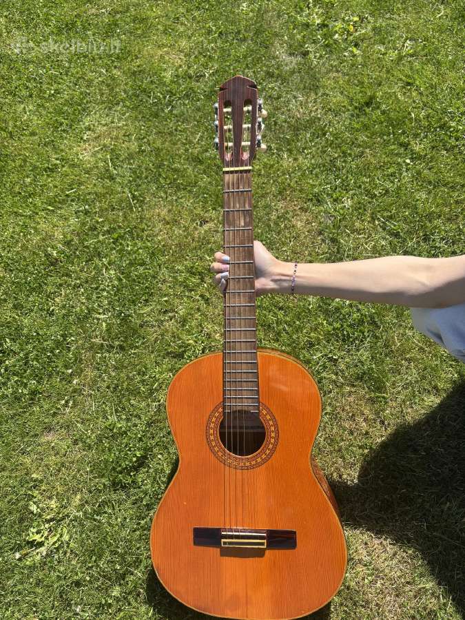 Gitarą „Shangri La