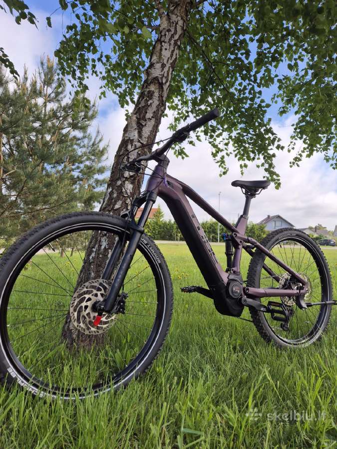 Cube Stereo Race 625 L dydžio hibridas 2022m.