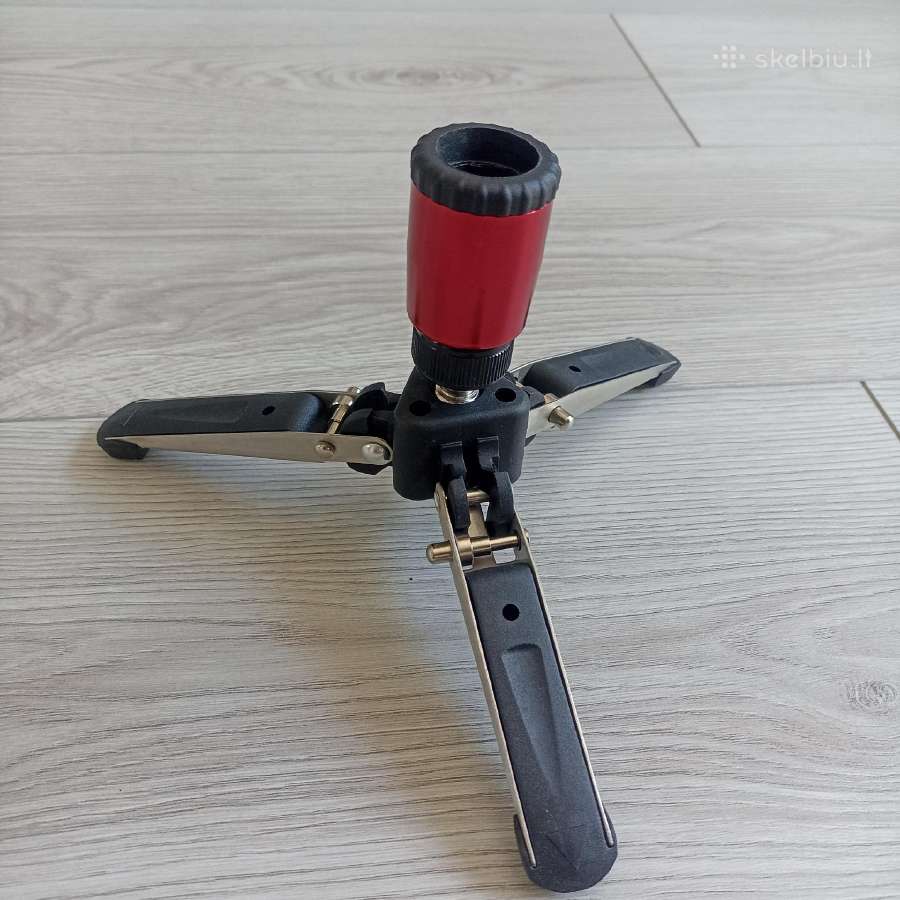 Folding monopod foot base
