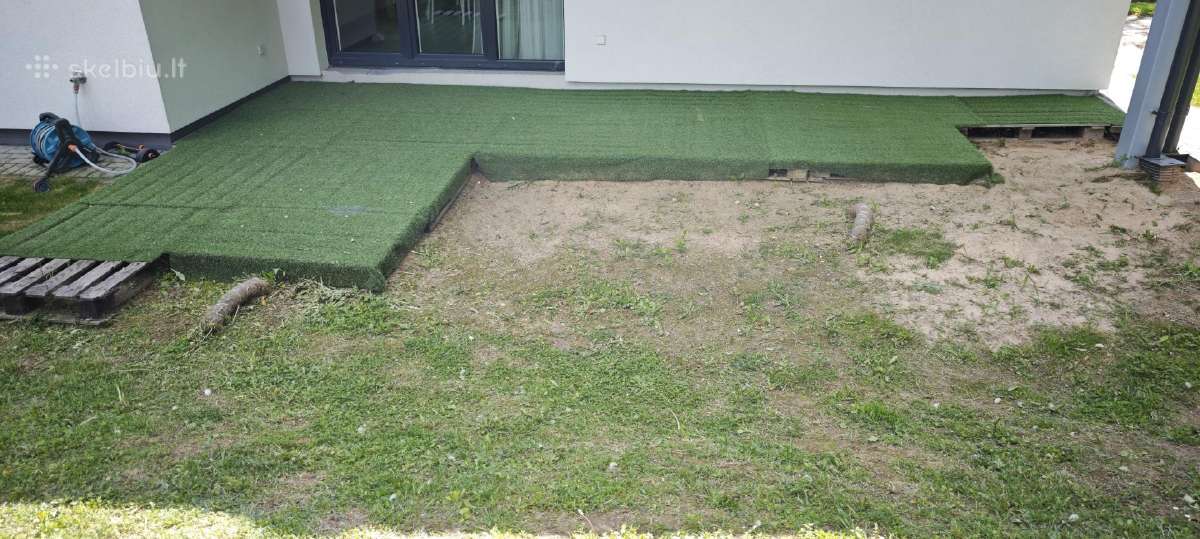 Naudota dirbtinė žolė terasai