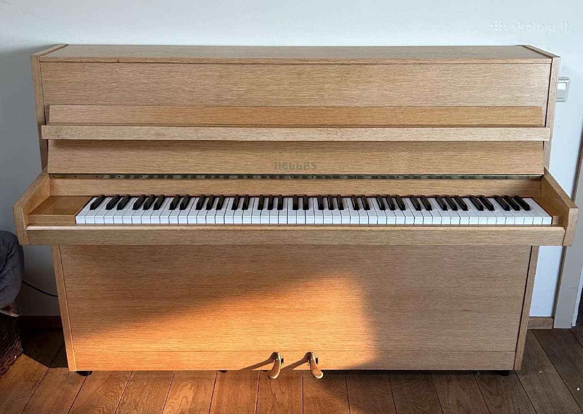 „hellas“ pianinas, šviesaus ąžuolo spalvos.