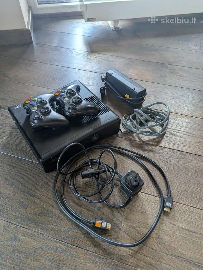 Xbox 360 Slim 250gb + 2 pulteliai + Kinect kamera