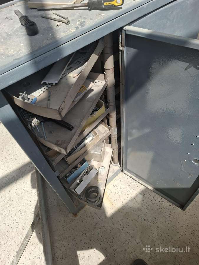 Metalinė spintelė įrankiams