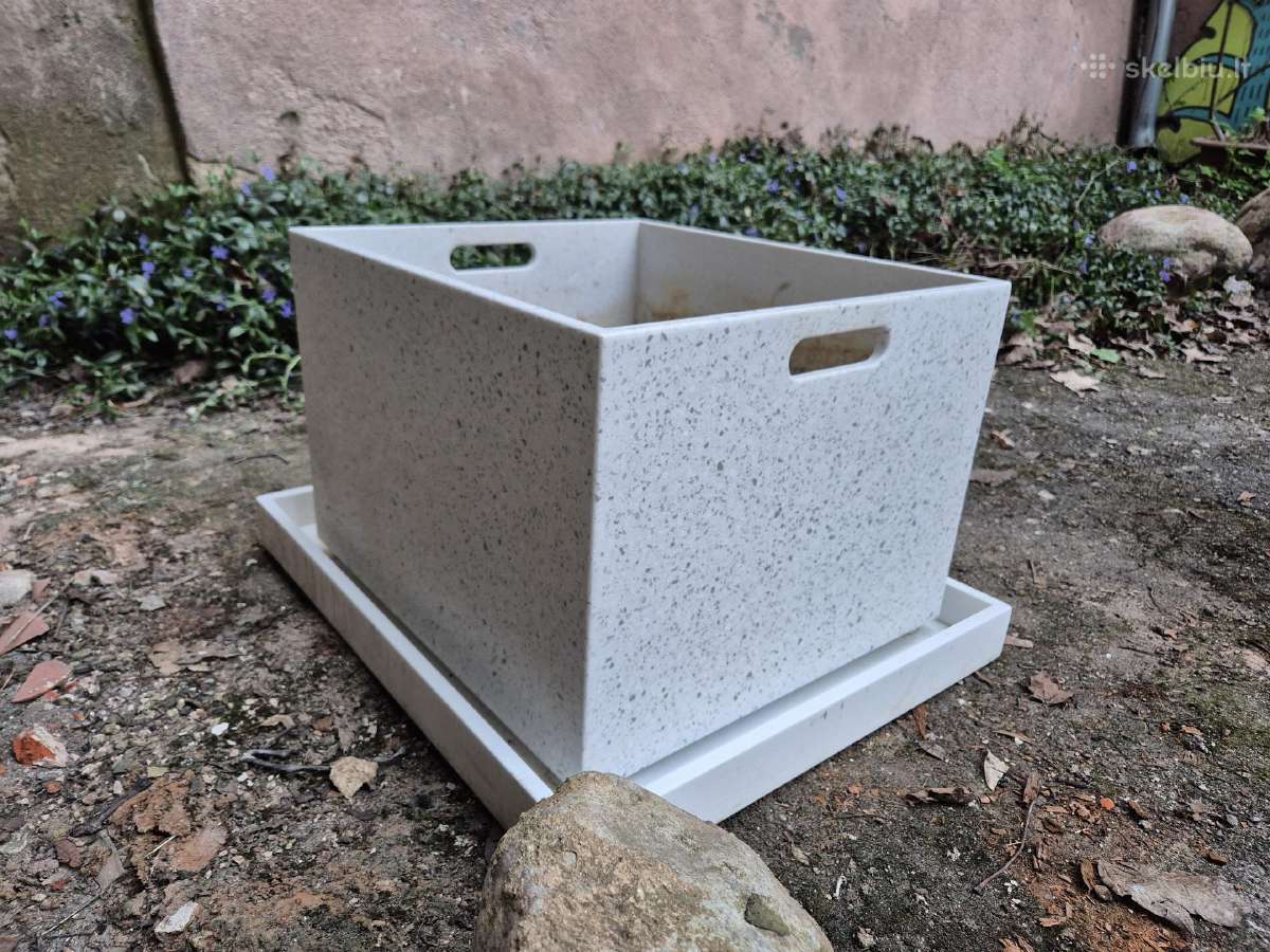 Corian vazonas su padėklu