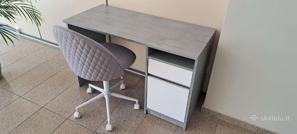 Rašomas stalas su kėde